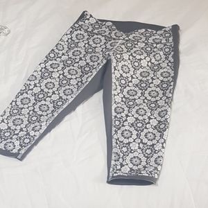 Rare lululemon flower gray capries workout 6 8